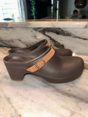 Crocs Size 9 Women’s Brown Clog with Tan Strap